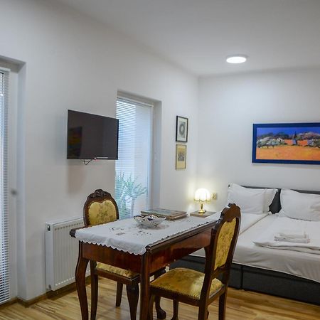 Apartman Centar เซรมสกี คาร์ลอฟซี ภายนอก รูปภาพ